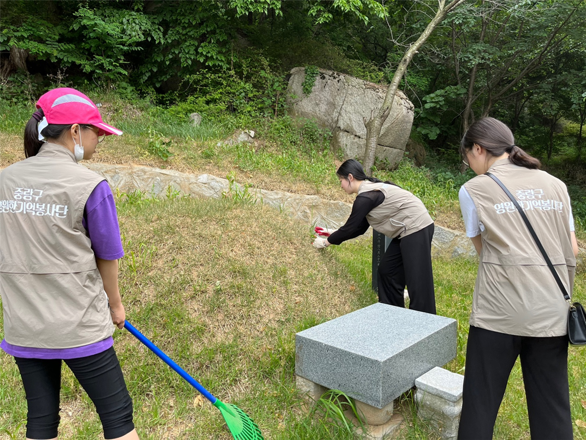  영원한 기억봉사단 봉사활동 모습