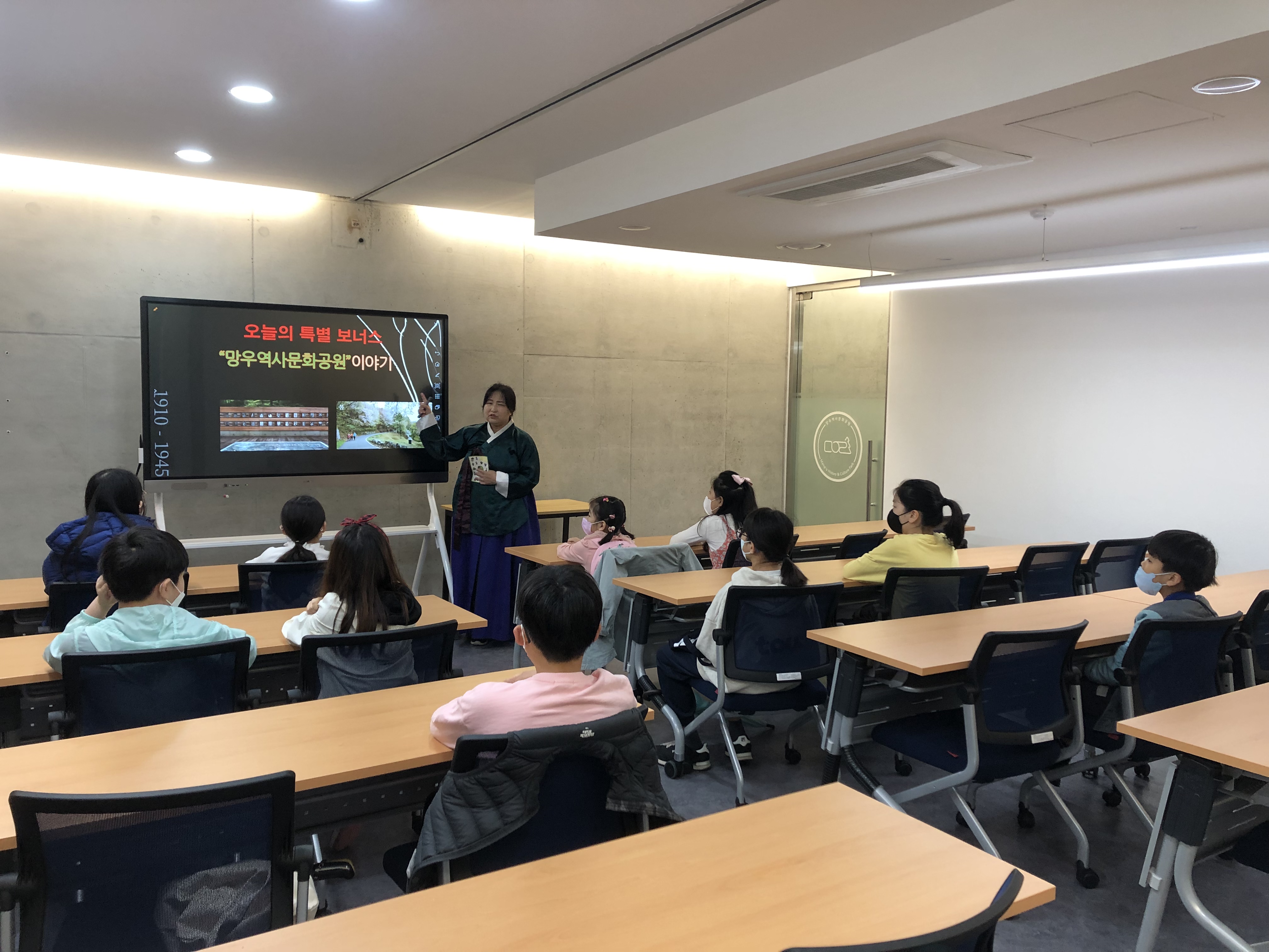 역사의 현장에서 배우는 망우역사교실 수강모습